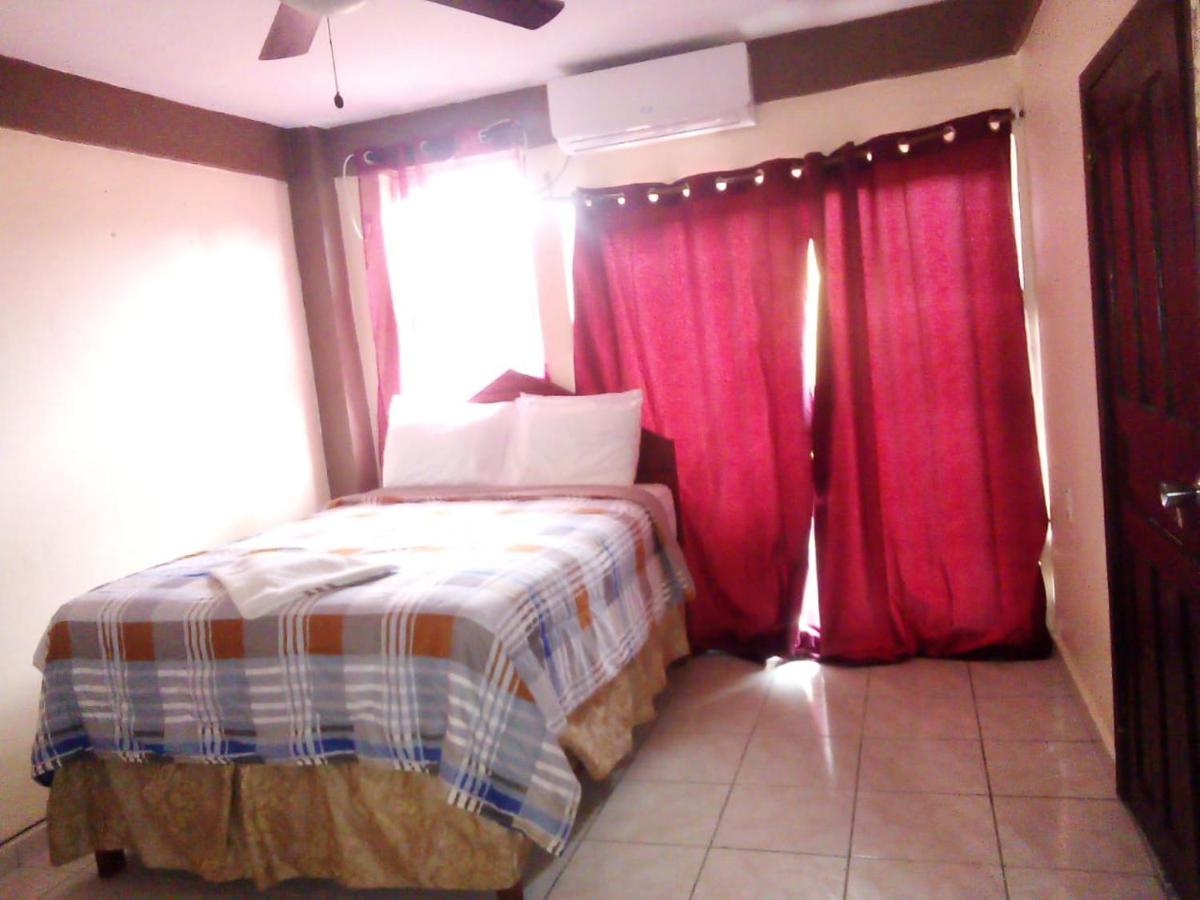 La Delphina Bed And Breakfast Bar And Grill لا سيبا المظهر الخارجي الصورة