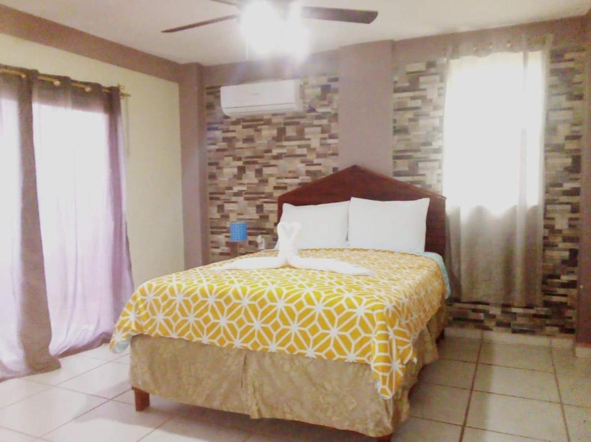 La Delphina Bed And Breakfast Bar And Grill لا سيبا المظهر الخارجي الصورة