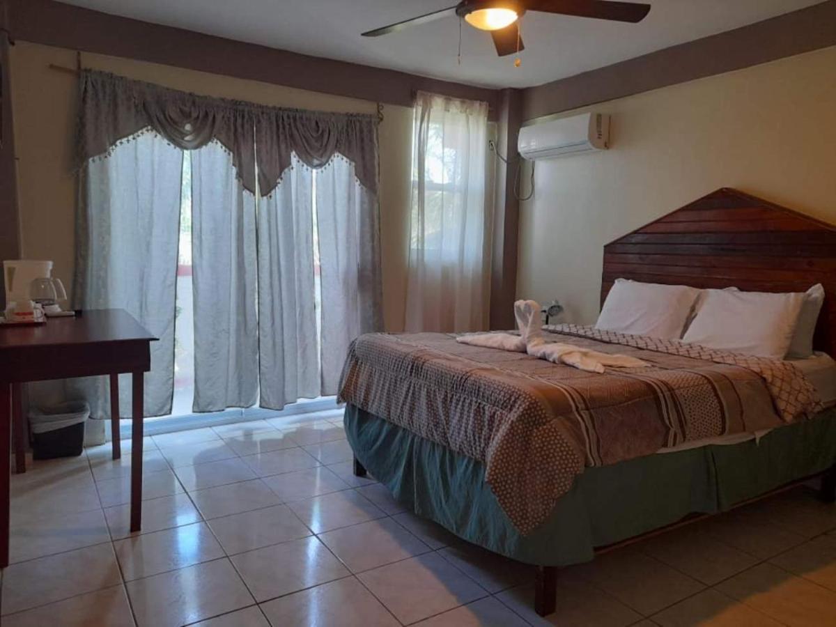 La Delphina Bed And Breakfast Bar And Grill لا سيبا المظهر الخارجي الصورة