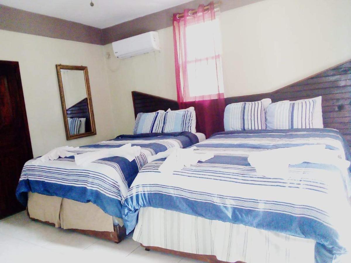 La Delphina Bed And Breakfast Bar And Grill لا سيبا المظهر الخارجي الصورة