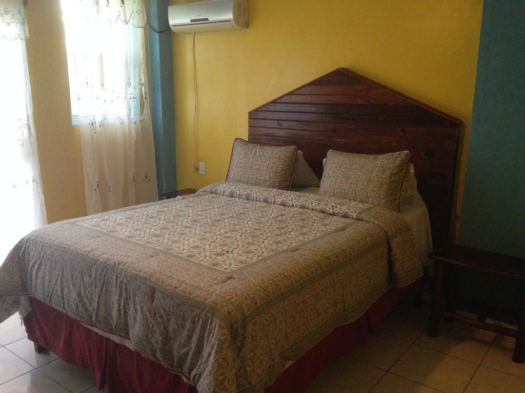 La Delphina Bed And Breakfast Bar And Grill لا سيبا المظهر الخارجي الصورة